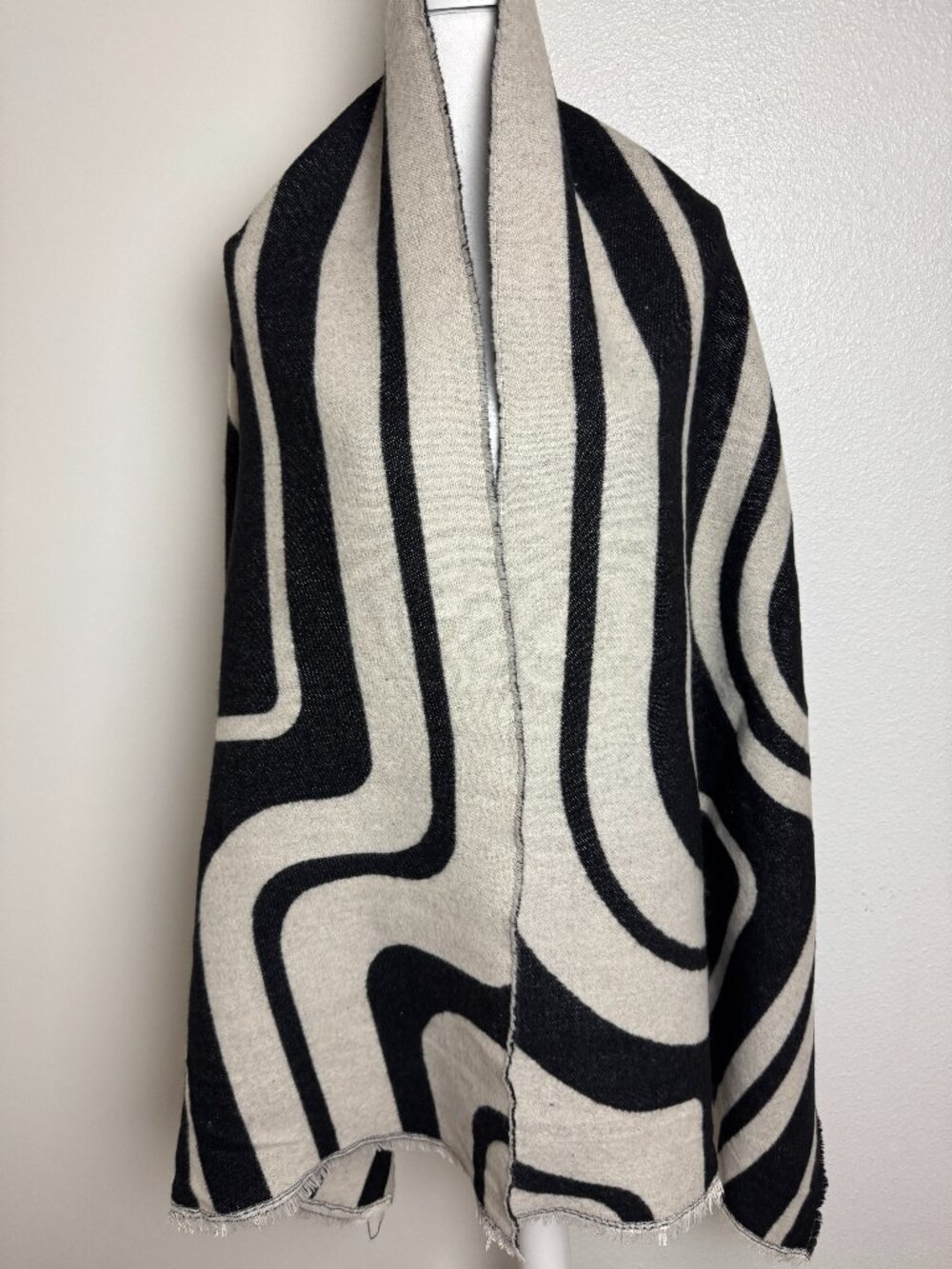 ZARA Oversized Thick Scarf Stole Foulard Blanket Wrap Black Ivory